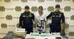 El capturado en Barrio Antioquia junto con la marihuana que fue incautada en la propiedad que servía como acopio ilegal. FOTO Policía Metropolitana. 