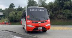 Uno de los buses de la empresa de transporte Trasancoop que prestará el servicio interveredal en Santa Elena. FOTO Alcaldía de Medellín.