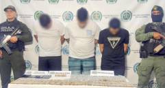 Los tres hombres capturados junto a los elementos que les fueron incautados mientras se encontraban en una finca en Sopetrán. FOTO Policía Metropolitana. 