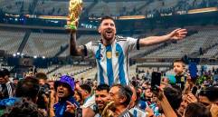 En los hombres del también jugador Sergio El Kun Aguero, Messi festejó la tercera estrella mundial de Argentina. Foto: Juan Antonio Sánchez. 