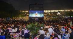 Cine al aire libre en el Parque de los Deseos de Medellín. FOTO: Alcaldía de Medellín