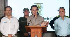 El alcalde de Medellín, Federico Gutiérrez, en compañía del ministro de Defensa, Pedro Sánchez, y el secretario de Seguridad de Antioquia, Luis Martínez, tras la reunión que se llevó a cabo en la capital antioqueña. FOTO: Cortesía Alcaldía de Medellín. 