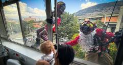 Los bomberos se descolgaron por las ventanas del hospital infantil San Vicente Fundación para alegrar la Navidad de los niños. FOTO: Cortesía Alcaldía de Medellín