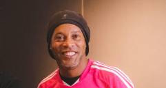 Ronaldinho portando la camisa del equipo por el que jugará en la Kings League. FOTO @KingsLeague