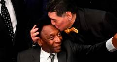Diego Armando Maradona y Pelé tuvieron múltiples encuentros, pero en la cancha nunca se enfrentaron. FOTO: Gettty.