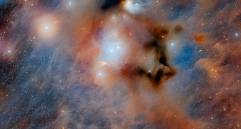 La nube molecular Camaleón I, captada en alta resolución desde Chile, muestra nebulosas y chorros de gas donde nacen nuevas estrellas, en una escena similar a la que originó al Sol. FOTO: Europa Press