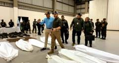 El presidente Abelardo De la Espriella camina entre bolsas con cadáveres tras una operación en Guaviare, el 2 de septiembre, donde fueron abatidos 23 supuestos integrantes de las disidencias. Foto: tomada de video