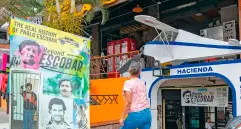 La Comuna 13, que debería ser el símbolo de resiliencia y transformación social de Medellín, terminó convertida en un triste divertimento para extranjeros ávidos de consumir la narcocultura que ven en las series. FOTO: ESNEYDRE GUTIÉRREZ