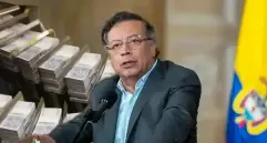 El presidente Gustavo Petro aseguró que la declaratoria de emergencia económica también implicaría “bajar los salarios a los congresistas”, y advirtió que si esta medida es tumbada “se encarecerá aún más la deuda y se profundizará su insostenibilidad”. Foto: Colprensa y IA
