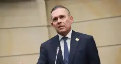 El senador lo decidió luego de participar en varios congresos y 