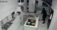 Encapuchados, con armas largas y buscando al menor. Así quedó registrado en los videos de seguridad el momento en que varios hombres ingresaron violentamente a una vivienda en Jamundí, Valle del Cauca, para secuestrar a un niño de 11 años. FOTO: ARCHIVO PARTICULAR