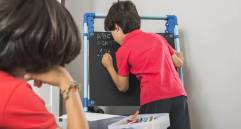 El Ministerio de Educación y la Comisión Nacional del Servicio Civil adelantan revisiones sobre presuntas irregularidades en procesos docentes de Antioquia y Medellín. FOTO: Magnific.