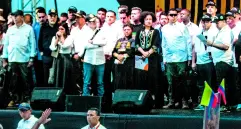 La tarima de la plazoleta de La Alpujarra fue compartida por delegados del Gobierno Nacional y de las bandas delincuenciales que están en la mesa de paz urbana. FOTO: EL COLOMBIANO.