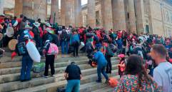Los maestros de Asoinca llegaron en la tarde del martes a las afueras del Congreso de la República para exigir mejores condiciones en el sistema de salud del magisterio. FOTO: TOMADA DE REDES SOCIALES 