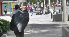 El caso se presentó cuando un comerciante de arepas fue golpeado con una piedra, en el Centro de la ciudad, presuntamente por un habitante de calle. Su estado de salud es crítico. Foto: EL COLOMBIANO