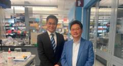 Los investigadores Yilai Shu (izquierda), de la Universidad de Fudan, y Zheng-Yi Chen (derecha), científico asociado del Mass Eye and Ear de Boston. FOTO: Mass General Brigham.