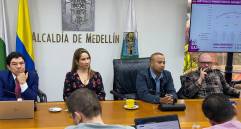 De izquierda a derecha: Óscar Hurtado, exsecretario de Hacienda y alcalde encargado, Alexandra Agudelo, exsecretaria de Educación, y Juan Pablo Patiño, exsecretario de Inclusión social de la alcaldía de Daniel Quintero. FOTO: REDES SOCIALES