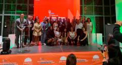 Los ganadores de la cuarta edición del Premio de Periodismo Porvenir a la Sostenibilidad con los jurados y directivos de Porvenir. Foto: Cortesía