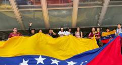 La movilización reunió a migrantes que residen en Medellín y que siguieron los hechos desde Colombia, en medio de un ambiente marcado por la expectativa y la emotividad colectiva. Foto: Manuel Saladarriaga