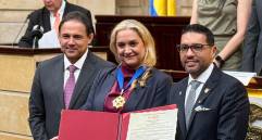Así fue la ceremonia en la que se le otorgó la medalla a Gloria Patricia Jaramillo, conocida como Tyche en redes sociales. Foto: cortesía.