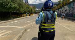 La vía se habilitó tras culminar las obras de reparación adelantadas tras el socavón que se registró el pasado 28 de enero, a causa de la creciente súbita de la quebrada La Poblada. FOTO: Cortesía Alcaldía de Medellín