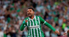 Edwin Cardona marcó de penalti el primer gol verdolaga. FOTO CAMILO SUÁREZ