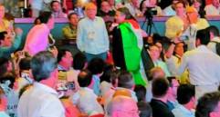 Daniel Quintero interrumpió el foro de la Andi para mostrar una bandera de Palestina y el auditorio en pleno lo sacó gritándole “ladrón, ladrón”. FOTO captura de video 