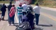 Los testigos no pudieron hacer nada para evitar que las llamas se expandieran. FOTO: Cortesía Denuncias Antioquia.