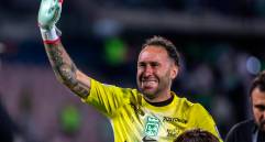 David Ospina, con su hijo Maximiliano en la despedida con la hinchada de Atlético Nacional. FOTO JUAN ANTONIO SÁNCHEZ
