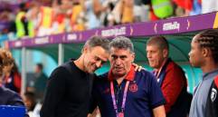 El entrenador Luis Fernando Suárez dialoga con el técnico Luis Enrique, después del duelo que sostuvo Costa Rica con España en la fase de grupos del Mundial. FOTO GETTY
