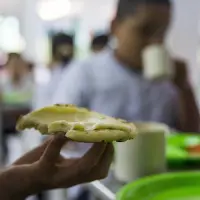 Imagen de referencia de niños recibiendo raciones alimentarias de la Alcaldía. Foto: Julio César Herrera E.