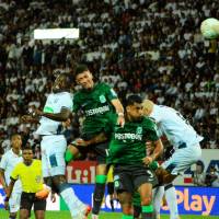 AcciÓn del partido que se disputa en el estadio Palogrande. FOTO COPRENSA-LA PATRIA