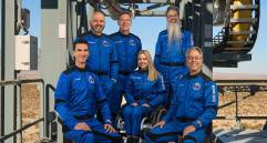 Michaela Benthaus se convirtió en la primera persona usuaria de silla de ruedas en viajar al espacio. FOTO: BLUE ORIGIN
