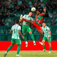 Nacional igualó con Junior en Ditaires. En la imagen, Matheus Uribe y Didier Moreno disputan la pelota. FOTO CAMILO SUÁREZ