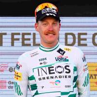 El francés Dorian Godon del Team Ineos, vigente campeón de su país de ciclismo en ruta, ganó la primera etapa de la Vuelta a Cataluña, en la que compiten cinco colombianos. FOTO TOMADA X@INEOSGrenadiers