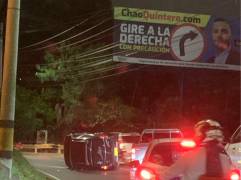 A pocos metros de una curva a la izquierda en la transversal Inferior está la publicidad de Lucas Cañas. En ese sector se produjo un volcamiento. FOTO: CORTESÍA