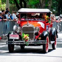 El Desfile de Autos Clásicos y Antiguos 2025 reunirá 390 vehículos históricos decorados con flores en un recorrido de 17 kilómetros por Medellín. FOTO cortesía
