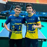 Emanuel Otálvaro y su entrenador Juan Camilo Giraldo tras obtener el título en Brasil. FOTO CORTESÍA