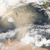 Las líneas negras se han dibujado en la imagen para distinguir la zona de la Tierra en la que tuvo injerencia esta tormenta, por que el polvo es tan denso que impide ver la superficie terrestre debajo. FOTO Cortesía Nasa