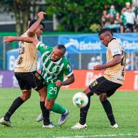 Andrés Sarmiento, uno de los hombres que se destacó en el Verde, ante un rival que lució bien en marca. Foto: Colprensa