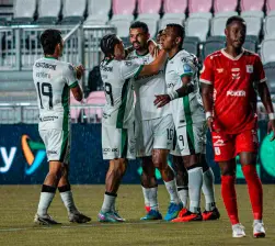 Los jugadores de Atlético Nacional celebran el doblete de Edwin Cardona en el triunfo parcial ante América en Miami. FOTO CORTESÍA NACIONAL 