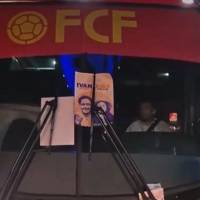 El conductor del bus de la Selección Colombia fue retenido por un grupo de manifestantes y seguidores de Iván Cepeda, quienes vandalizaron el bus. FOTO PANTALLAZO