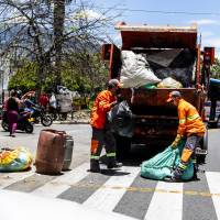 Operarios de Emvarias realizan una jornada de recolección de basuras en Medellín. Foto: Julio César Herrera Echeverri.