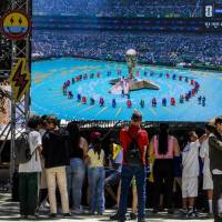 Con pantalla gigante en el barrio Santa Inés de Manrique, se disfrutó de la inauguración de la Copa Mundial de Fútbol 2026. FOTO Julio César Herrera. 