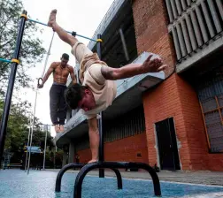 Cristian Barbosa durante uno de los entrenamientos en el parque ubicado en el Polideportivo Sur de Envigado. FOTO JULIO CÉSAR HERRERA 