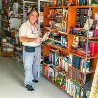 En su librería, Picolino tiene un espacio dedicado a los escritores del Urabá. También vende libros clásicos. FOTO cortesía.