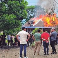 Uno de los últimos actos vandálicos en el marco del paro minero fue la quema de un kiosco en el que los manifestantes intentaban ocultarse del accionar de la Fuerza Pública. FOTOS Santiago Olivares Tobón