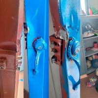 Los ladrones doblaron las puertas metálicas y dañaron las chapas del restaurante y de varios salones. FOTO: CORTESÍA