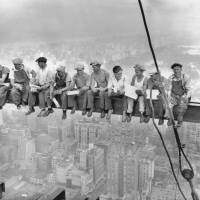 1932 es el año en el que fue tomada la foto original en el piso 69 del Rockefeller Center. FOTO Getty