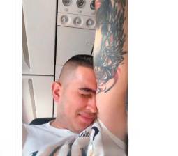 Este es el momento en el que uno de los integrantes de la delegación del Independiente Medellín que viaja a Pasto para el partido por Copa BetPlay vive los momentos de angustia ante el aterrizanje fallido en Pasto. FOTO PANTALLAZO 